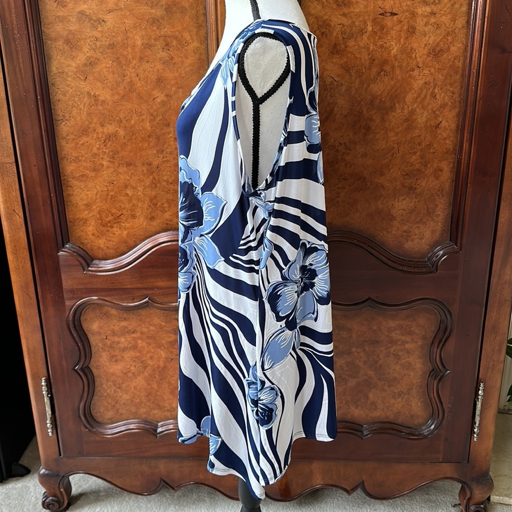Gorgeous Avenue Floral Tank with Silver Accent (Size 18/20) - Picture 7 of 12